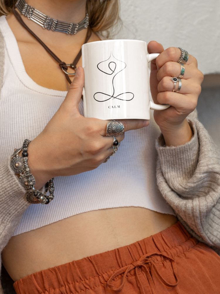 De calm keramische mok voor yoga, mindfulness en meditatie. Perfect als yogi mok, koffiemok of als leuk cadeau