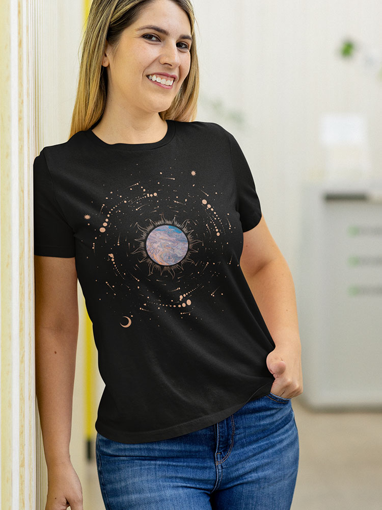Space and universe spiritual shirt van Comfi Yogi, spirituele kleding voor een mindful lifestyle.