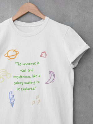 The universe is vast and mysterious spiritual shirt van Comfi Yogi, spirituele kleding voor een mindful lifestyle.