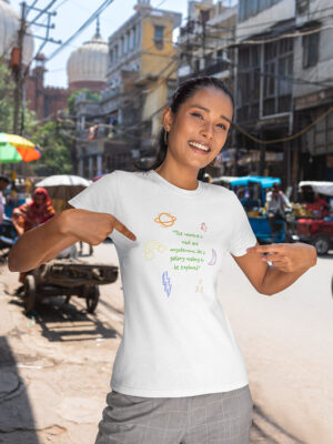 The universe is vast and mysterious spiritual shirt van Comfi Yogi, spirituele kleding voor een mindful lifestyle.