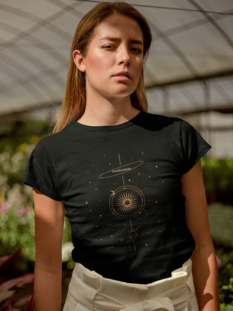 Trust the universe spiritual shirt van Comfi Yogi, spirituele kleding voor een mindful lifestyle.