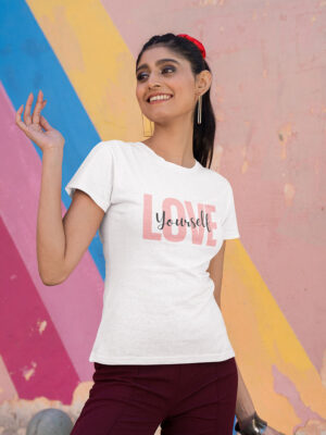 dit love yourself positiviteit shirt met een positieve spreuk van comfi yogi valt onder de vrolijke kleding