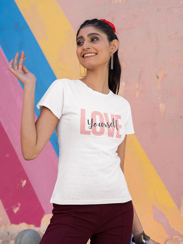dit love yourself positiviteit shirt met een positieve spreuk van comfi yogi valt onder de vrolijke kleding