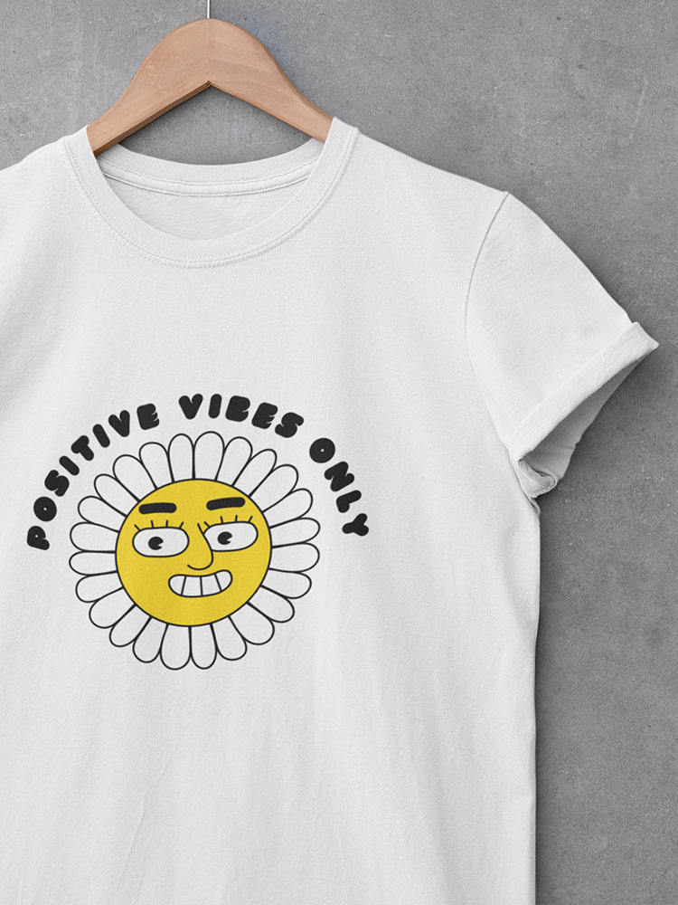 dit positive vibes only positiviteit shirt met een positieve spreuk van comfi yogi valt onder de vrolijke kleding