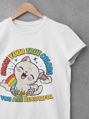 dit show your true colors positiviteit shirt met een positieve spreuk van comfi yogi valt onder de vrolijke kleding