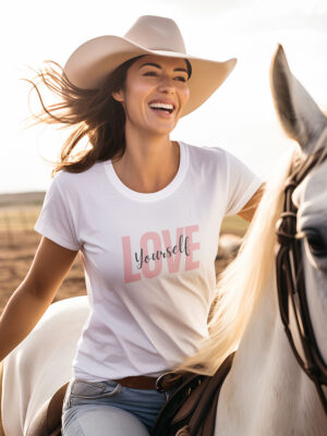 dit love yourself positiviteit shirt met een positieve spreuk van comfi yogi valt onder de vrolijke kleding