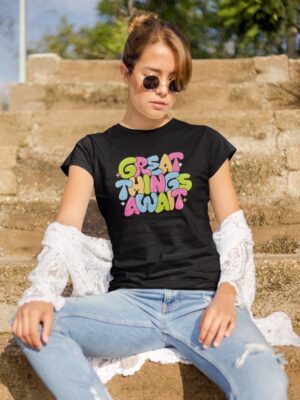 Great things await spiritual shirt van Comfi Yogi, spirituele kleding voor een mindful lifestyle.