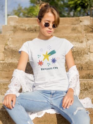 Dream on spiritual shirt van Comfi Yogi, spirituele kleding voor een mindful lifestyle.