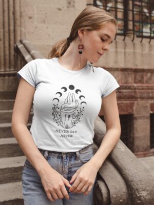 Never say never spiritual shirt van Comfi Yogi, spirituele kleding voor een mindful lifestyle.