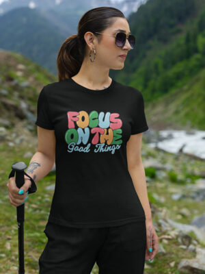 dit focus on the good things positiviteit shirt met een positieve spreuk van comfi yogi valt onder de vrolijke kleding