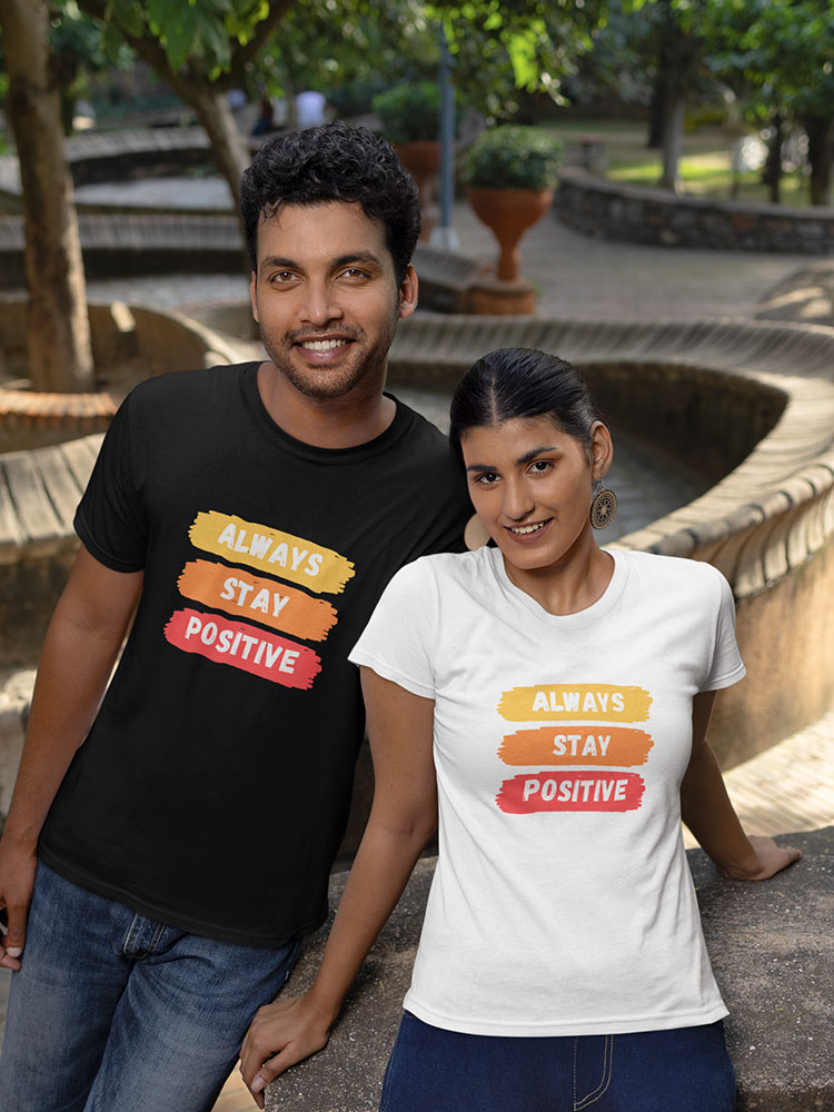 dit always stay positive positiviteit shirt met een positieve spreuk van comfi yogi valt onder de vrolijke kleding