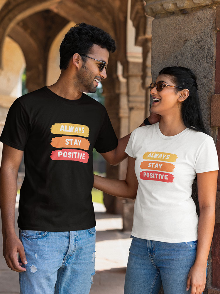 dit always stay positive positiviteit shirt met een positieve spreuk van comfi yogi valt onder de vrolijke kleding